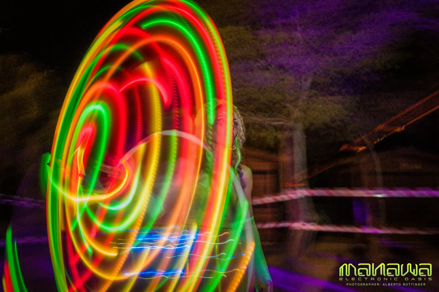 Danza con luces de colores en una edición anterior de Manawa Electronic